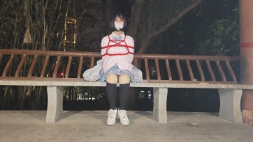 【裙底飘香】（伪娘）户外小树林捆绑